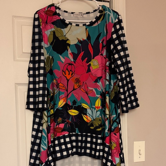 Nuggles Tops - Nuggles hi lo top!!